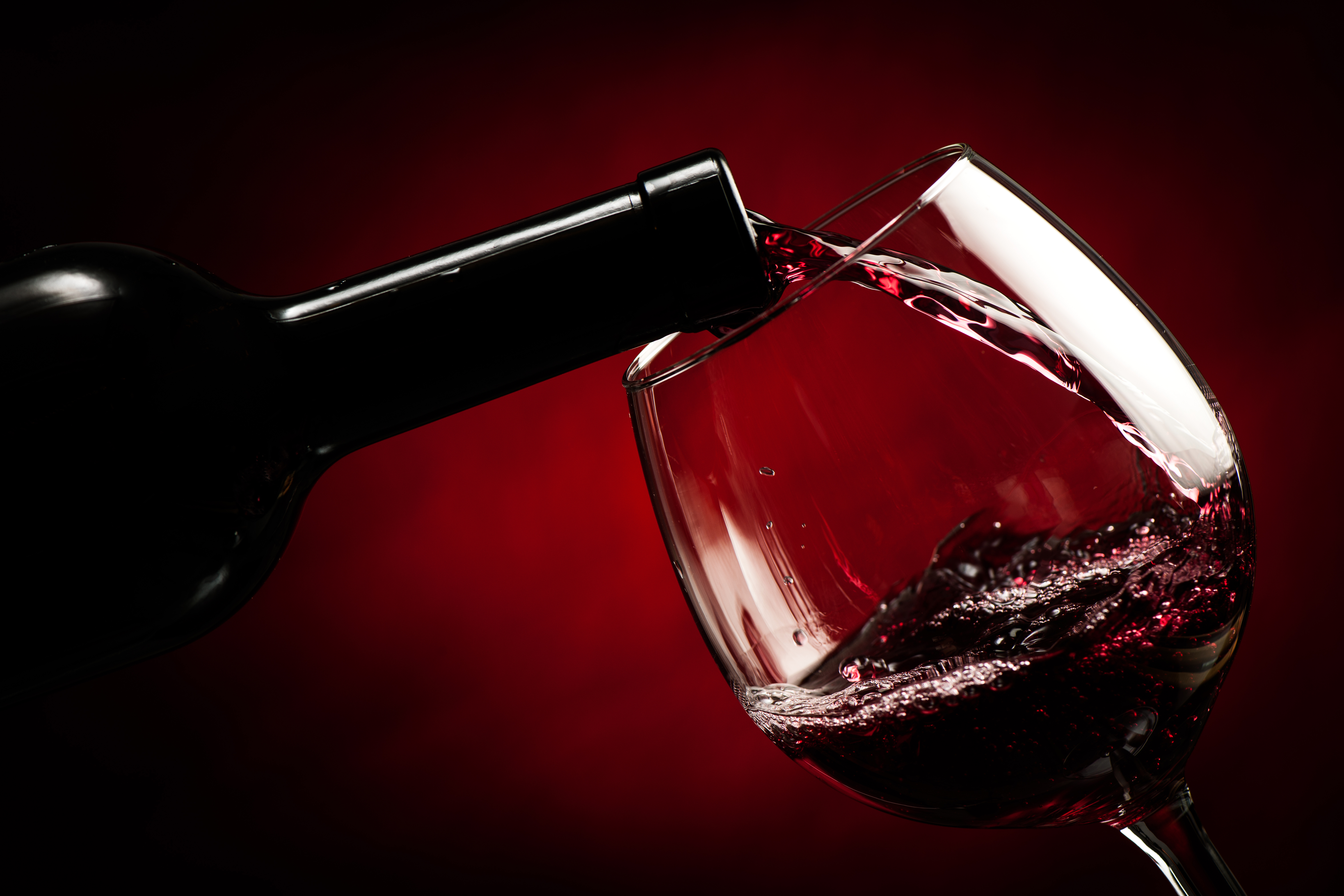 Рюмка красного вина. Красное вино. Бокал вина. Бокал с вином. Бокал красного вина.