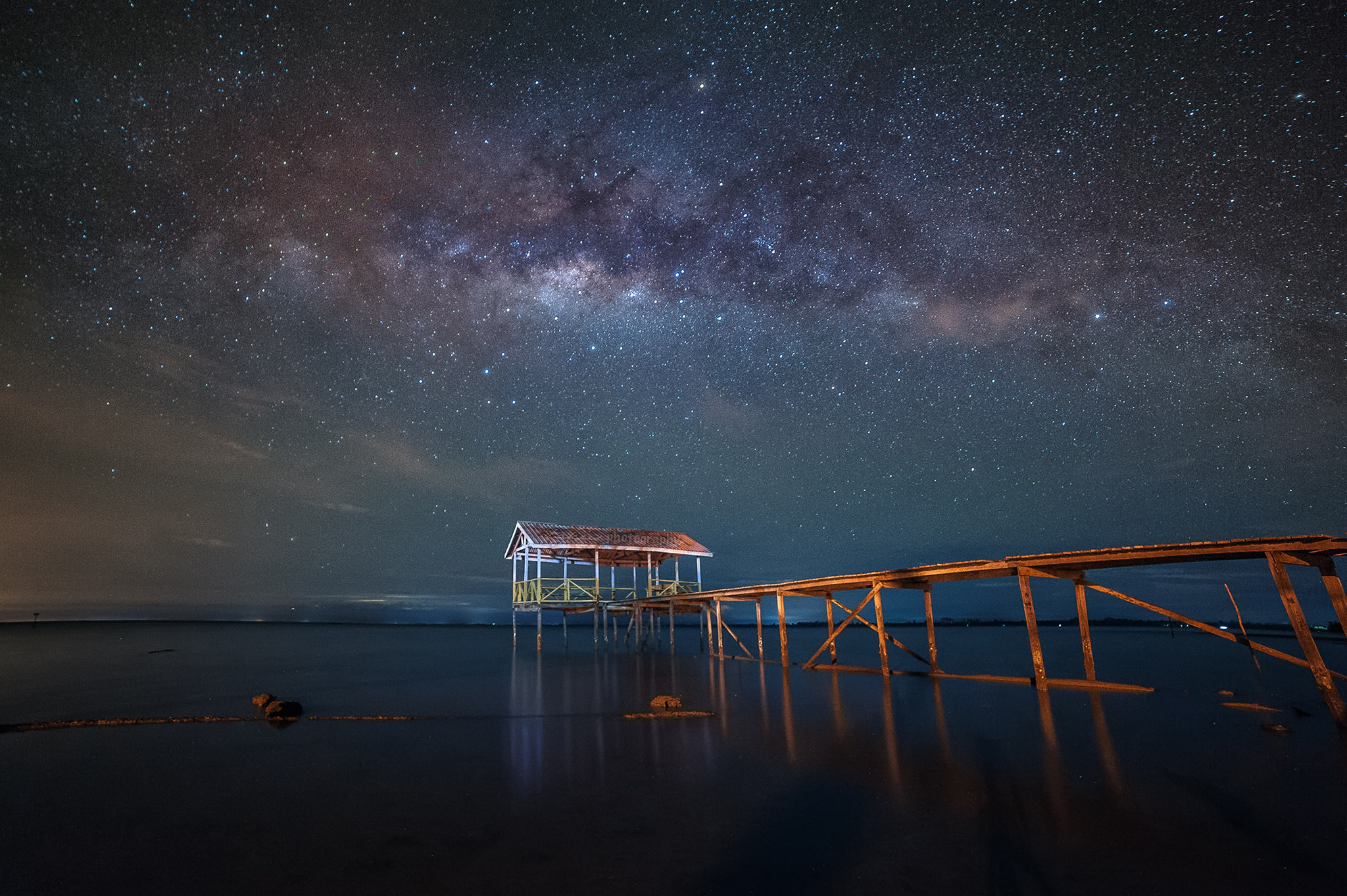 Ночь озеро звезды. Море и звезды. Ночное небо море. Прыстань и звездное небо. Природа космос.