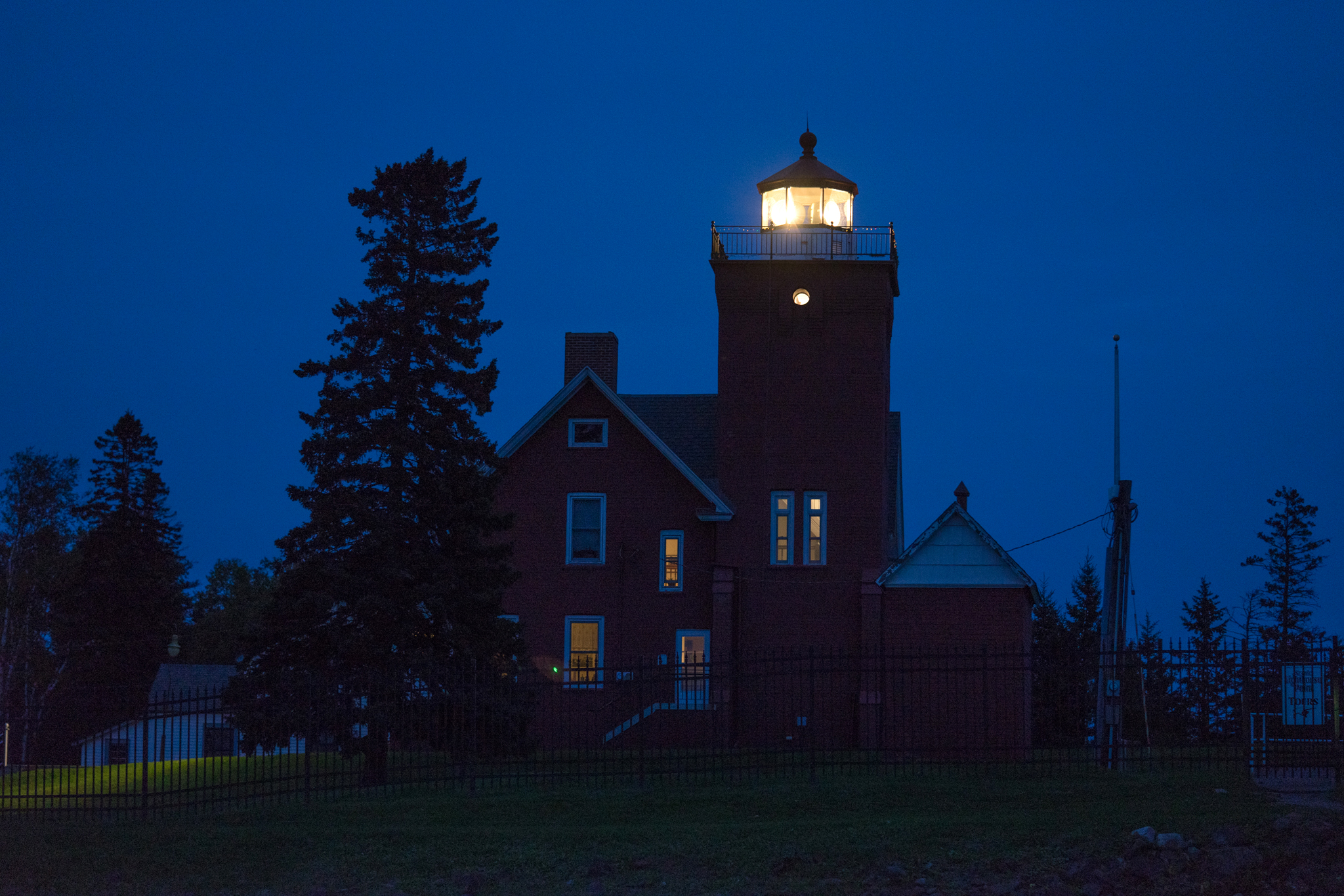 Us lighting. Хиббинг Миннесота. Маяк Дулиттл Миннесота. Дом с маяком ночь. Американская деревня ночью.