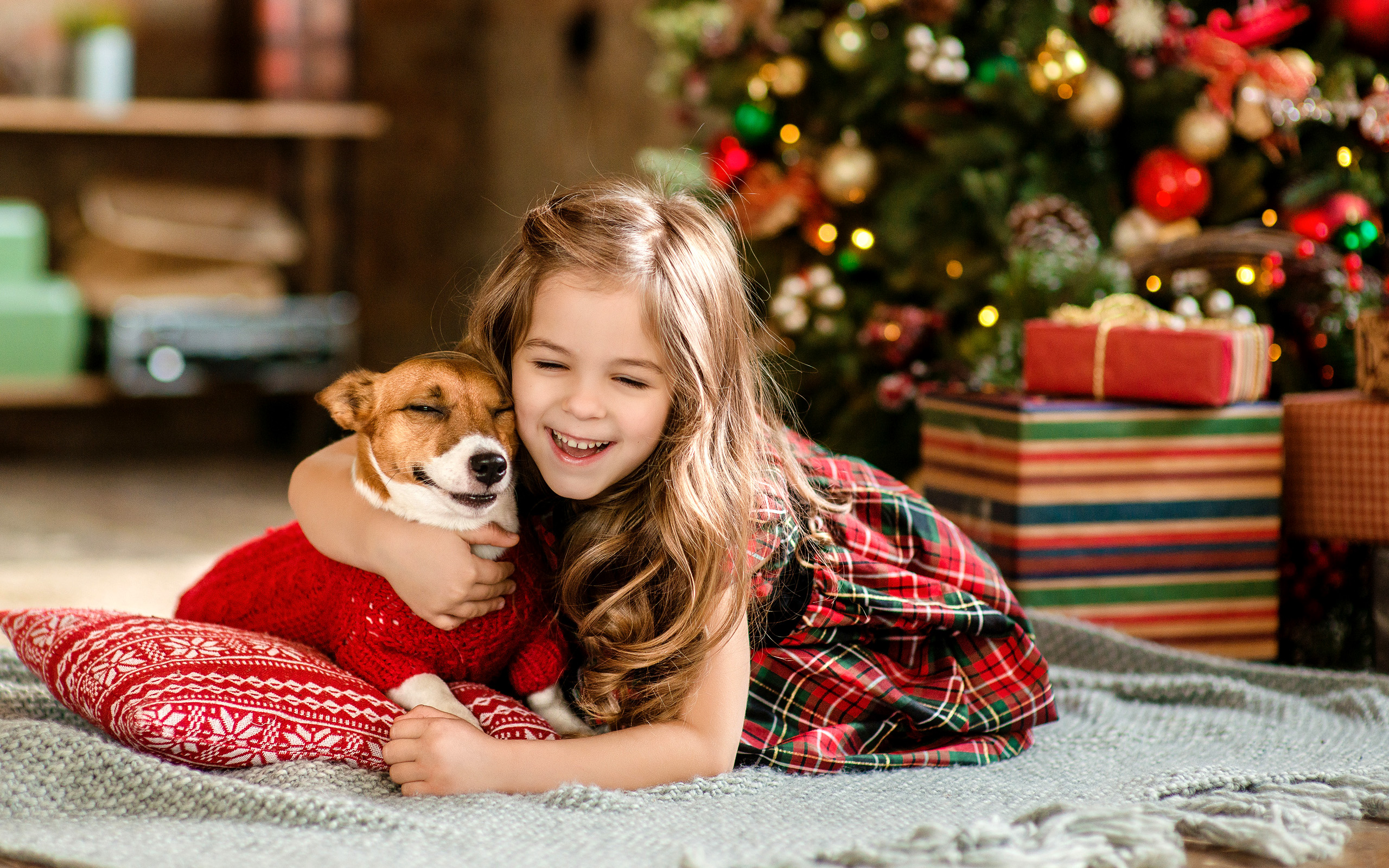 Little owners. Новогодняя фотосессия с собакой. Собака под елкой. Девочка новый год. Девочка с собачкой.