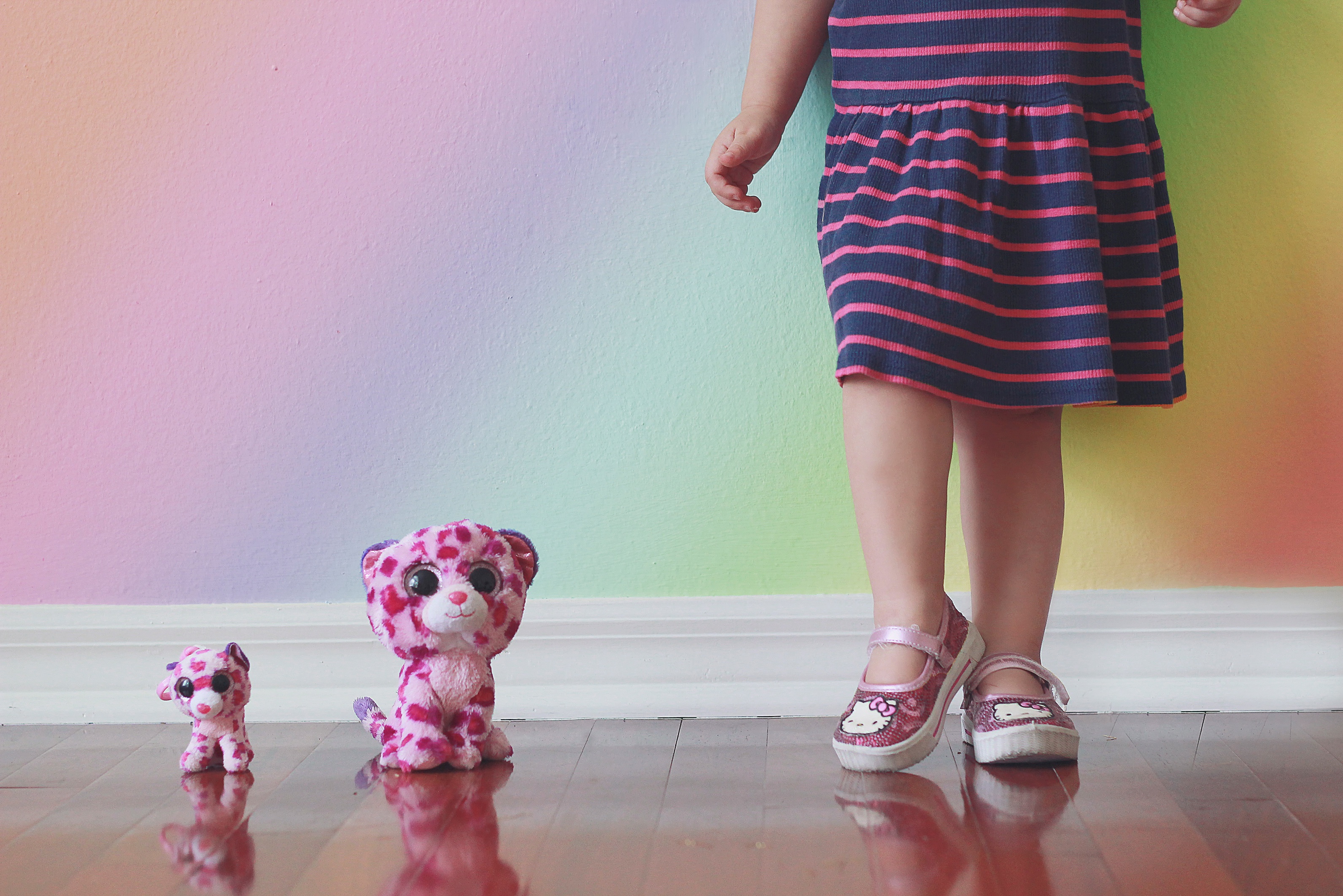 Ножки мамы видео. Ноги девочек в детском саду. Игрушки для девочек. Маленькая девочка с игрушкой. Маленькие игрушки для девочек.