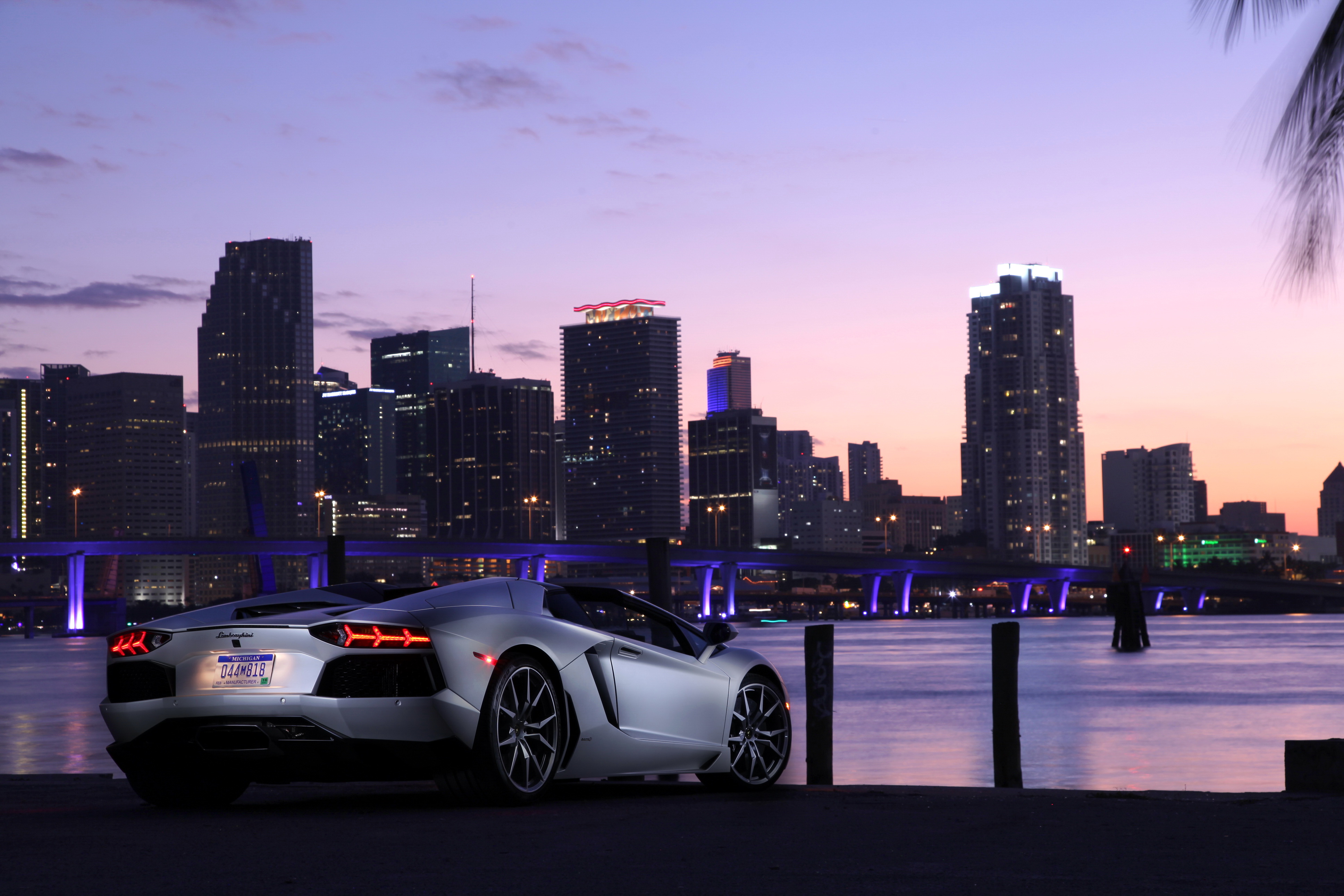 Big city cars. Ламборгини авентадор ночью. Lamborghini Aventador Roadster 2012. Lamborghini Aventador lp700-4 Roadster Silver. Майами Ламборгини.