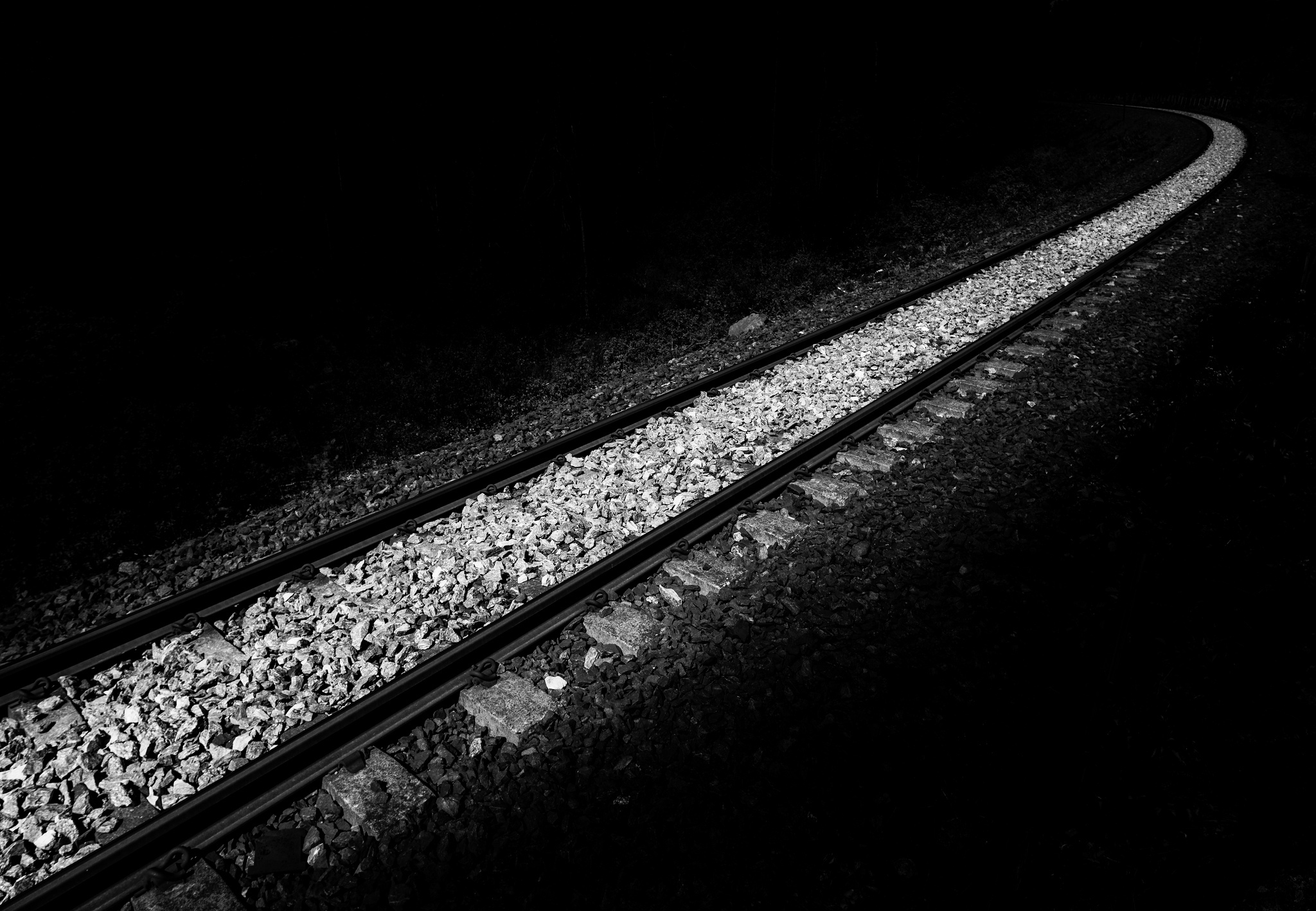 Легкая железная дорога. Рельсы. Железная дорога черно белая. Рельсы черное. Фон железная дорога.