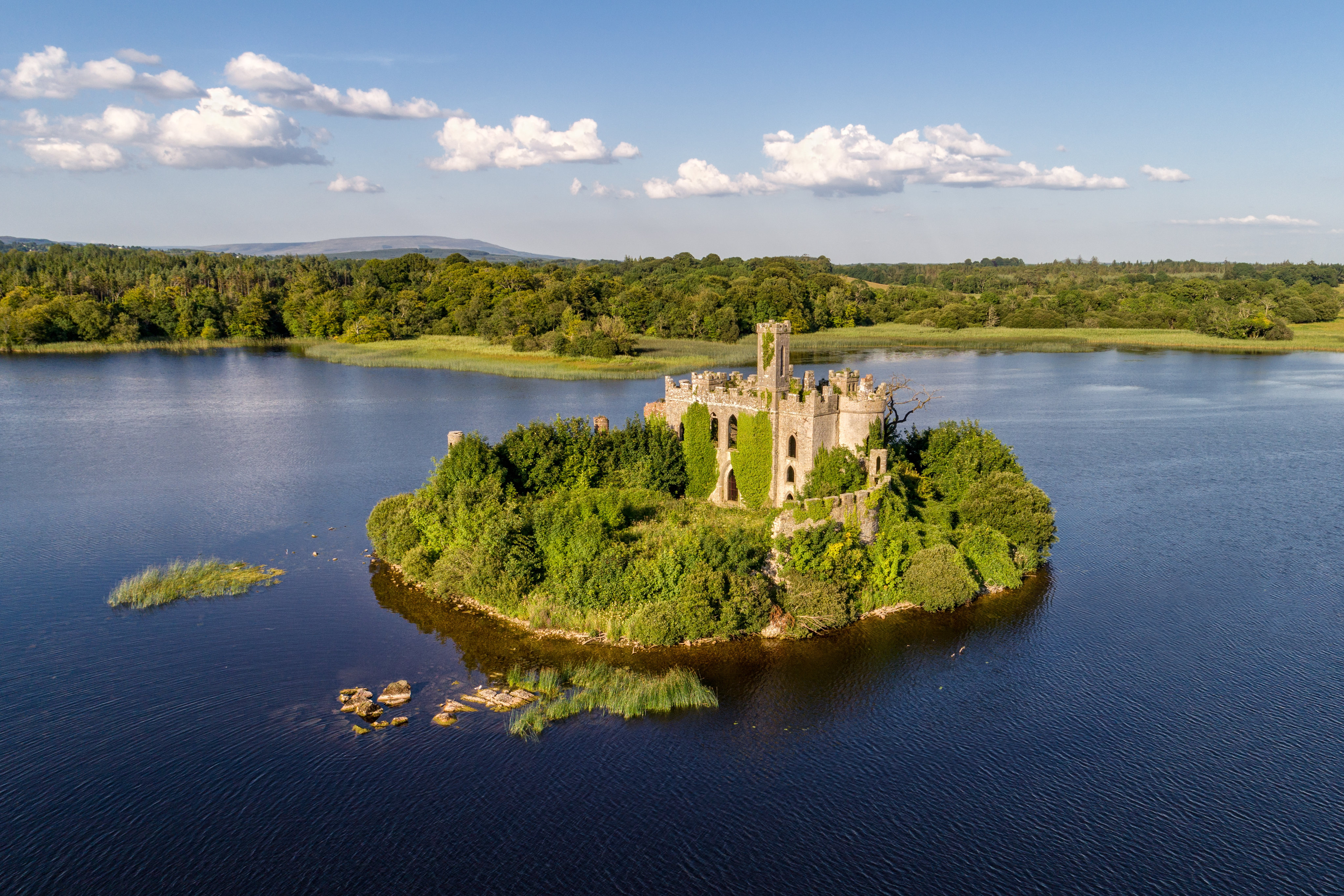 Озеро д остров. Замок MACDERMOTTS Ирландия. Замок МАКДЕРМОТТ на острове Касл Айленд Ирландия. Заброшенный замок МАКДЕРМОТТ В Ирландии. Замок МАКДЕРМОТТ (MCDERMOTT'S Castle) на острове в Ирландии.