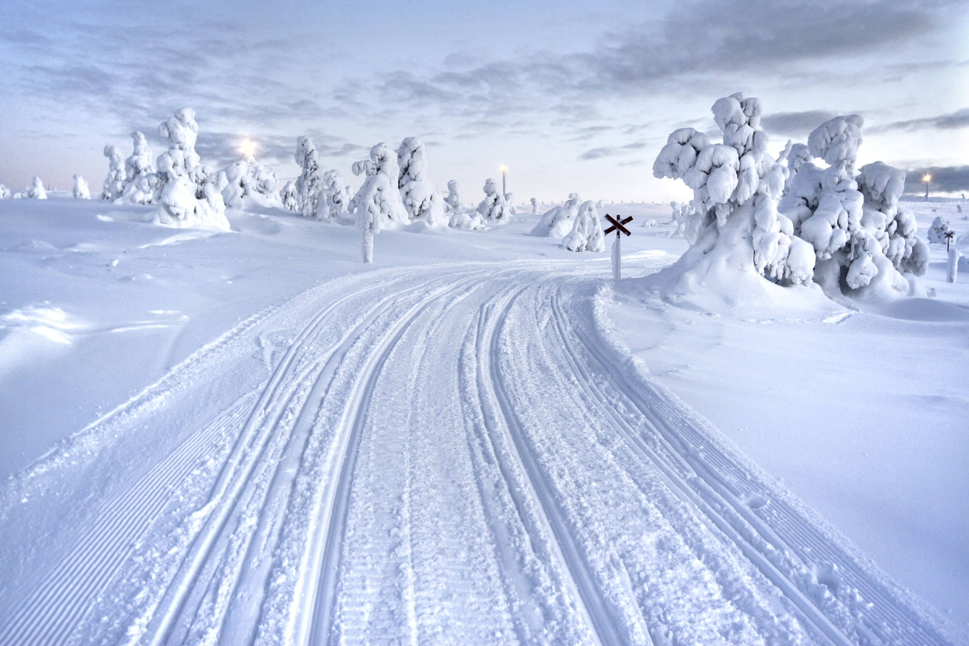 Тема зимней дороги. Снежная дорога. Снежный пейзаж. Зима дорога. Заснеженная дорога.