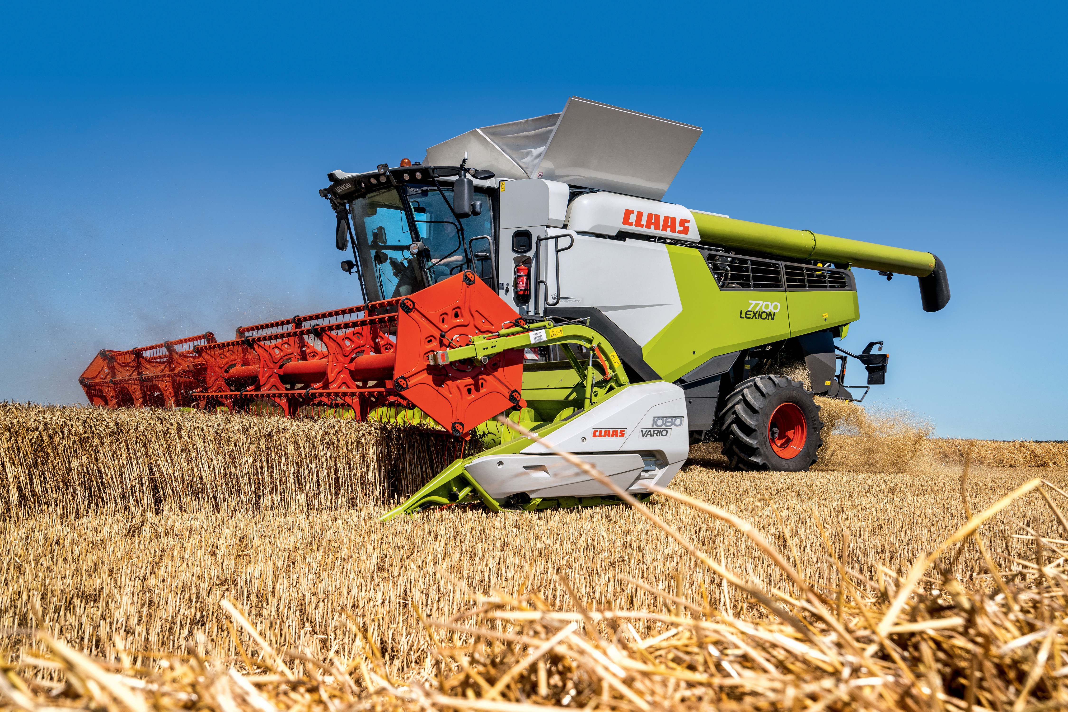 Когда появился комбайн. Комбайна CLAAS Lexion 8700. Комбайн CLAAS Lexion 7700. Комбайн Лексион 8000. CLAAS Lexion трактор.