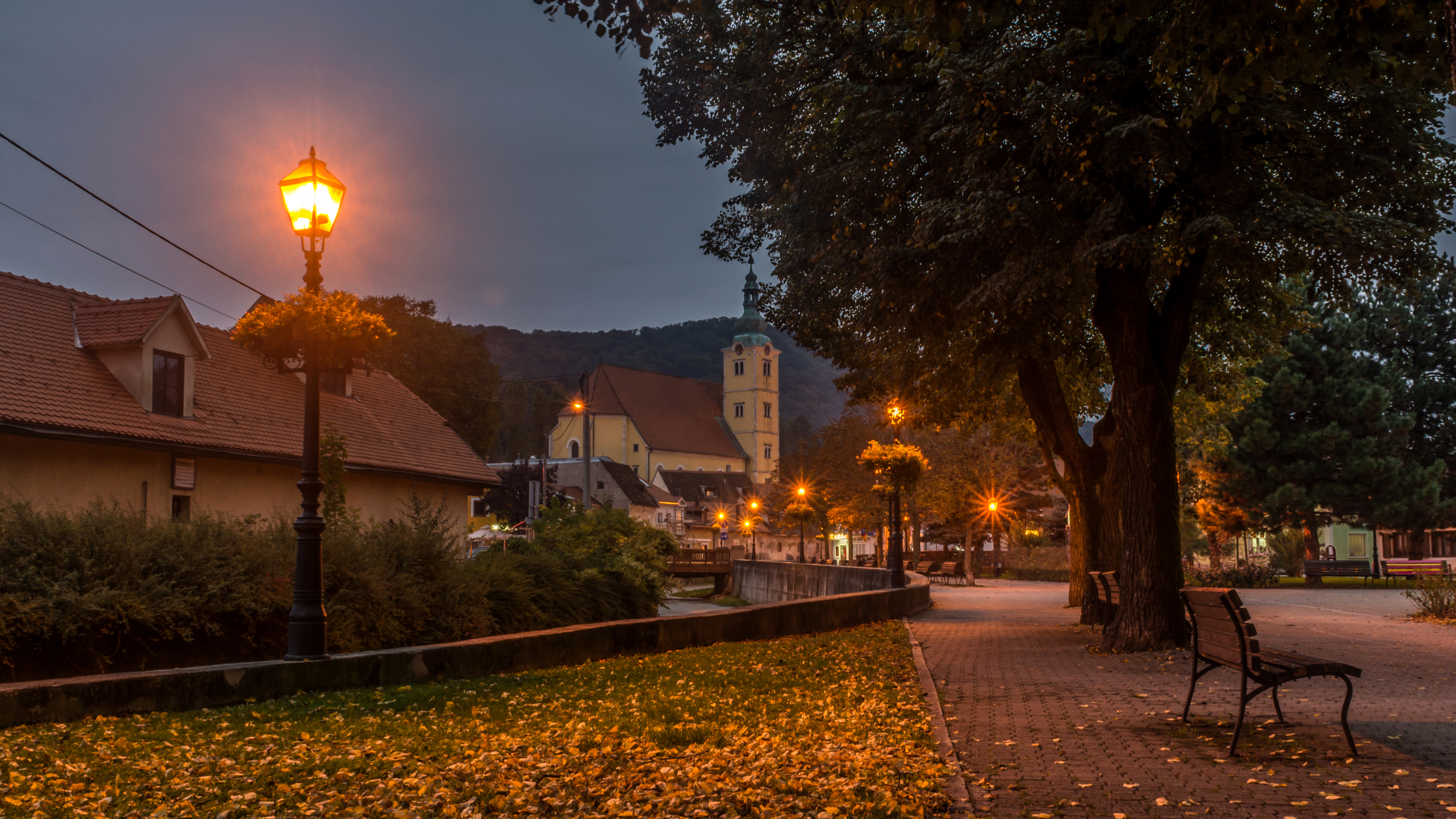 Вечер на рабочий стол. Улочки Праги ночью. Вечер в городе. Осень в городе. Осенний вечер в городе.