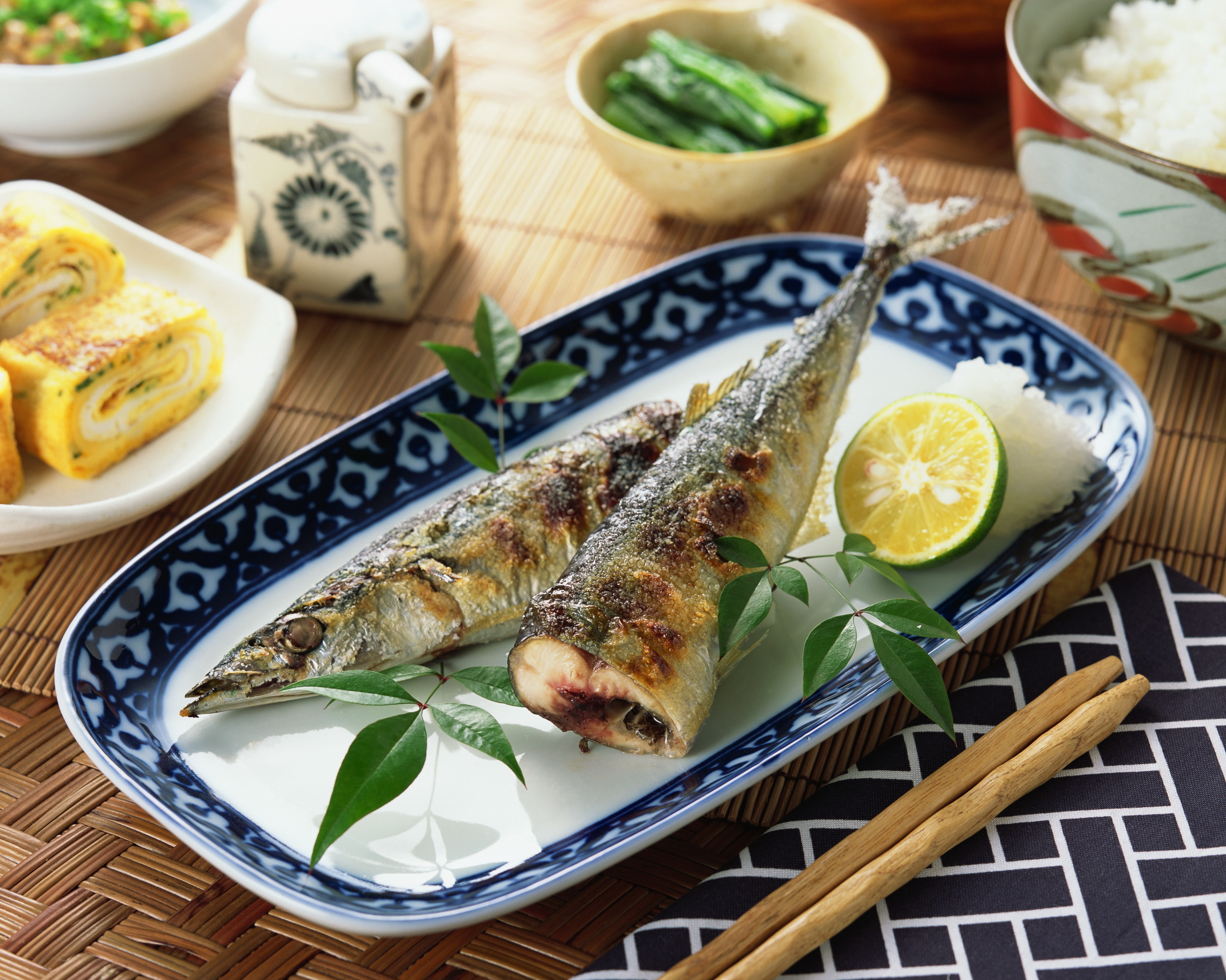 Блюда из рыбы на столе. Блюда из рыбы. Красивые блюда из рыбы. Рыба в кулинарии. Рыба на тарелке.