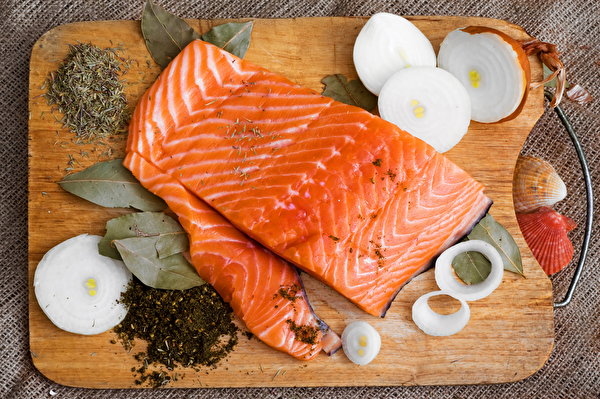 Tapeta Jedzenie Cebula zwyczajna ryby Salmo Owoce morza 600x399 żywność Ryba - Jedzenie