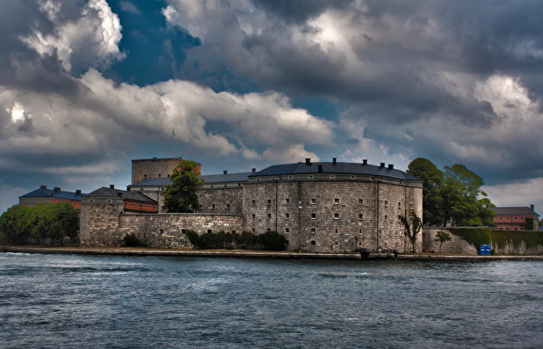 Картинки Швеция Vaxholm замок город облако 600x386 Замки Города Облака облачно