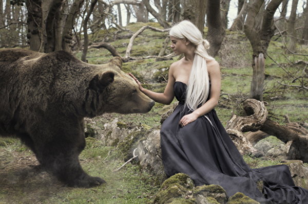 Immagine Orso bruno orso Ragazza bionda Ragazze sedute animale 600x399 ursus arctos Orsi ragazza giovane donna giovani donne seduta Seduto Animali