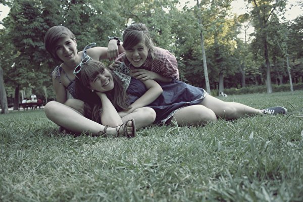 Fotos Lächeln Mädchens Gras Drei 3 600x400 junge frau junge Frauen