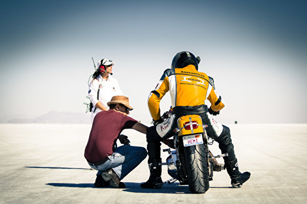 Fotos Vereinigte Staaten Motorradfahrer bonneville salt flats utah race mountain desert Motorräder