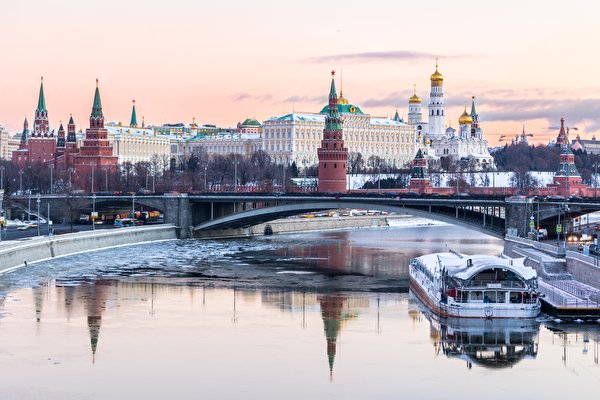 Fondos de escritorio Río Puentes Edificio Kremlin de Moscú Barco de transporte fluvial Rusia