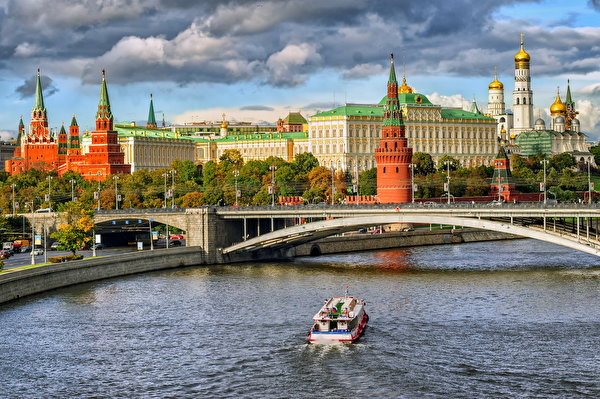 Fondos de escritorio Moscú Kremlin de Moscú Puentes Templo Ríos Rusia Lancha motora Canal Palacio