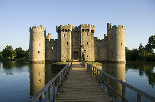 Pictures England Bodiam Castle Castles Bridges Cities 600x397