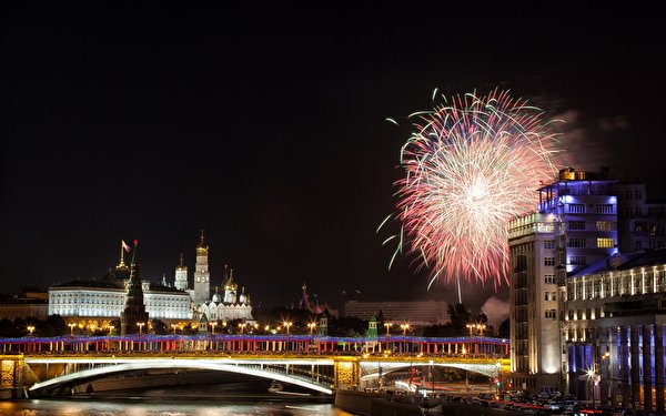 Fondos de escritorio Moscú Rusia Ríos Puente Fuegos artificiales Día festivos Kremlin de Moscú Noche river Moscow