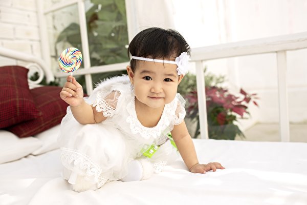 Picture Asian Lollipop Glance Hands Lovely Little girls Children