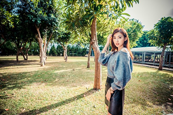 Image Brown Haired Posing Female Asiatic Hands Trees Glance 600x400 4455