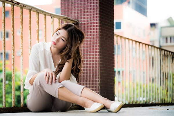 Images Brown Haired Blurred Background Girls Legs Asian Sit 600x400 9675