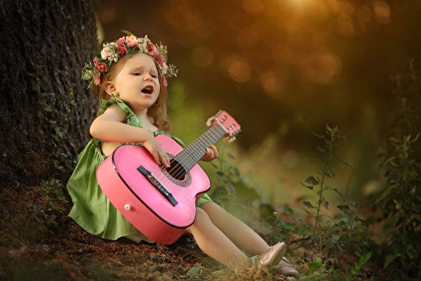 zdjęcia Dziewczynka Gitara rozmazane tło dziecko wieńcem wieniec na głowę Siedzi 600x400 Dziewczynki Bokeh Dzieci Wianek siedzą