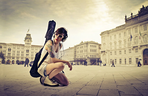 Papel de Parede Desktop França Praça da cidade Paris Cabelo preto Meninas Fones de ouvido Óculos Guitarra Sentados moça