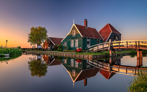 Bilder Niederlande Zaanse Schans Natur Kanal Brücke Reflexion Haus 600x375 Brücken spiegelt Spiegelung Spiegelbild Gebäude