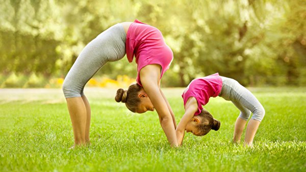 Pictures Fitness Gymnastics Grass 2 Little girls Stretch exercise Side Bokeh female