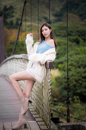 Foto Pose Mädchens Bein asiatisches Blick 300x450 für Handy posiert junge frau junge Frauen Asiaten Asiatische Starren