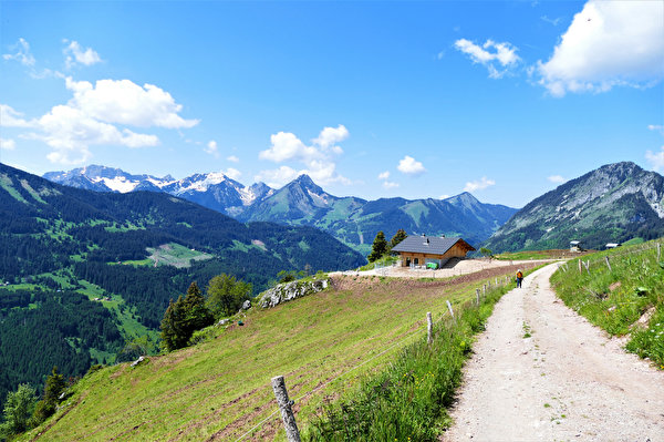 Bakgrundsbilder Alperna Frankrike Upper Savoy Berg Natur vägar Molnen 600x399 Väg