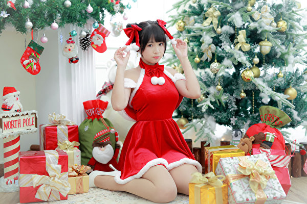 Wallpapers Asiatic Christmas Christmas tree Box Gifts Dress young woman