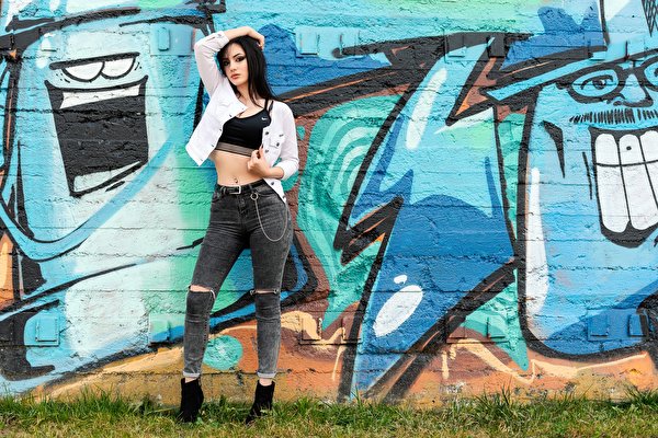 Fotos Graffiti Mauer Gras Brünette Posiert Jacke Bein Jeans Mädchens