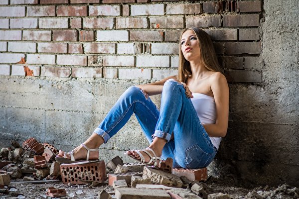Bilder Mauer Aus Ziegel Dunkelbraun Sitzend Bein Jeans junge Frauen