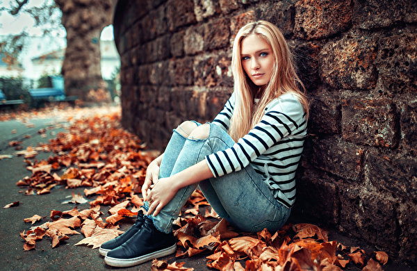 Fotos Herbst Blatt Mauer Blond Mädchen Sitzend Hand Bein Jeans Eva junge frau