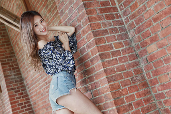 Hintergrundbilder Asiatische Posiert Wände Aus backsteinen Bein Shorts Bluse Lächeln junge Frauen