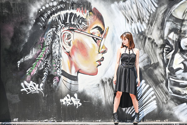 Fotos Graffiti Asiatische Wände Gesicht Braunhaarige Kleid Kopf Mädchens