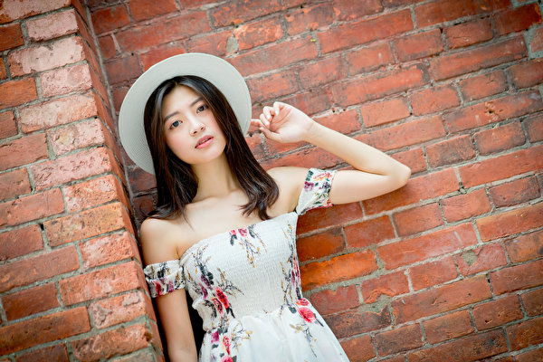 Desktop hintergrundbilder Asiatisches Pose Der Hut Kleid Mauer Aus backsteinen Mädchens