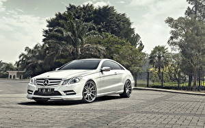 Bureaubladachtergronden Mercedes-Benz Wit Trottoir E-Class Coupe automobiel