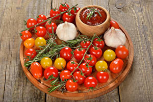 Fondos de escritorio Tomate Allium sativum Holzplanken Tabla de cortar Ketchup Alimentos