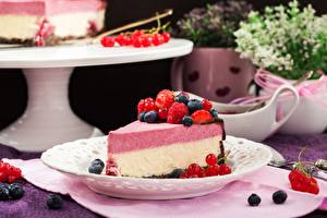 Pictures Raspberry Berry Blueberries Piece Cheesecake Food