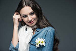 Hintergrundbilder Grauer Hintergrund Braune Haare Lächeln Blick Hand junge frau