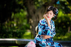 Bilder Asiatische Bokeh Hand Kimono Brünette Sitzend