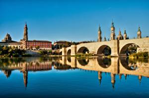 Spanien Flusse Brücken Kathedrale Spiegelung Spiegelbild Turm Zaragoza, river Ebro Stadte
